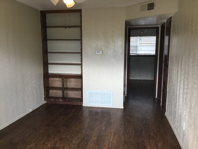 Primary Photo - 7215 N MacArthur Blvd