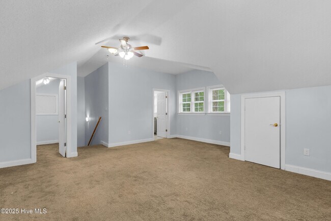 Building Photo - 907 Port Royal Ct
