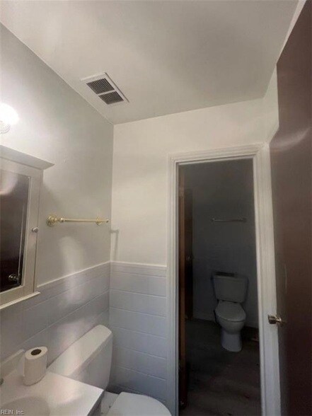 Building Photo - 340 Dorset Ave