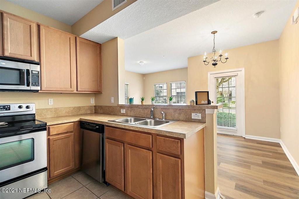 Kitchen - 575 Oakleaf Plantation Pkwy