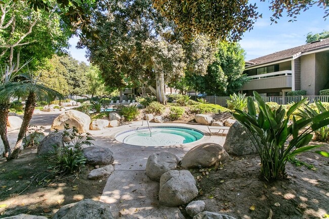Building Photo - Remodeled Irvine Lakes Townhouse