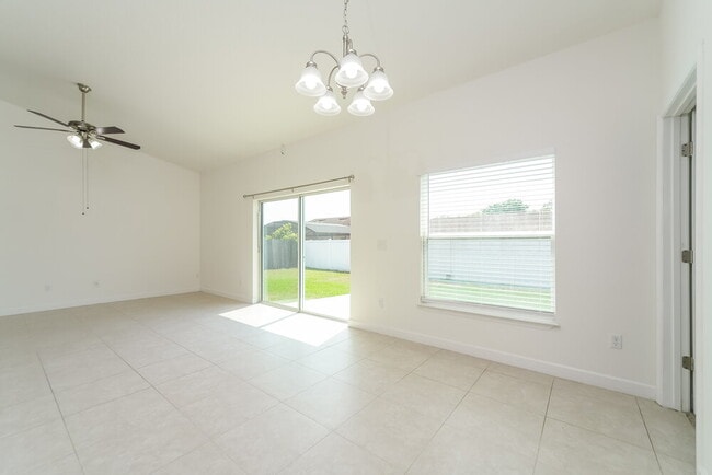 Building Photo - 839 Valnera Ct