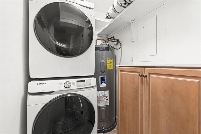 Building Photo - 300 Commercial St