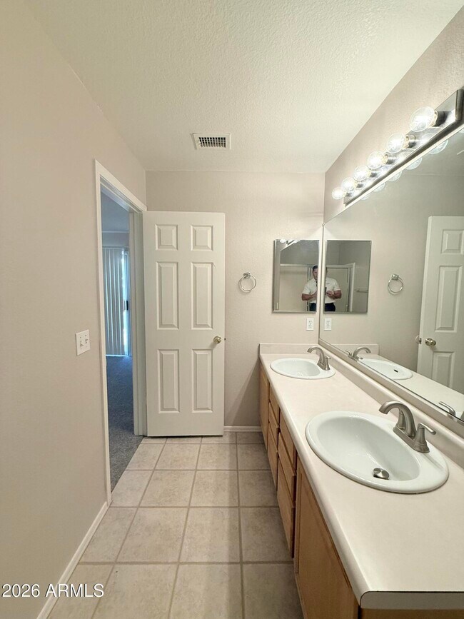 Building Photo - 434 W Fabens Ln