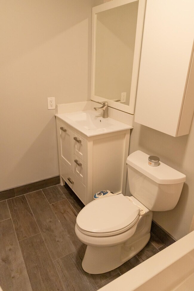 Building Photo - 303 City View Dr