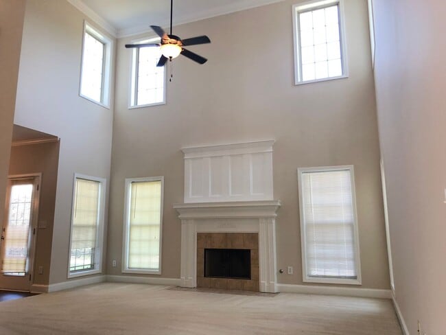 Building Photo - Beautiful 5 Bed 4 Bath Home in Heart of Co...