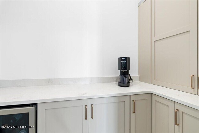 Building Photo - 114 12th Ave S