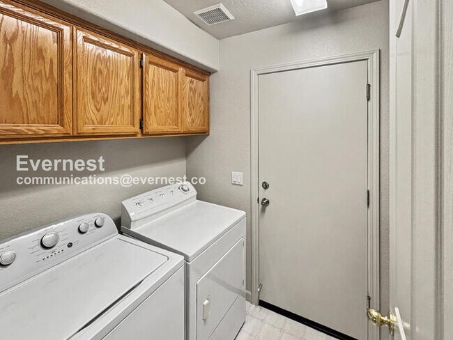 Building Photo - 4 Bed, 3 Bath Home with Garage / Pet-Friendly / Vouchers Accepted / Available Now!