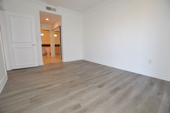 Building Photo - Meridian Unfurnished 1 Bed | 1 Bath Luxury Condo