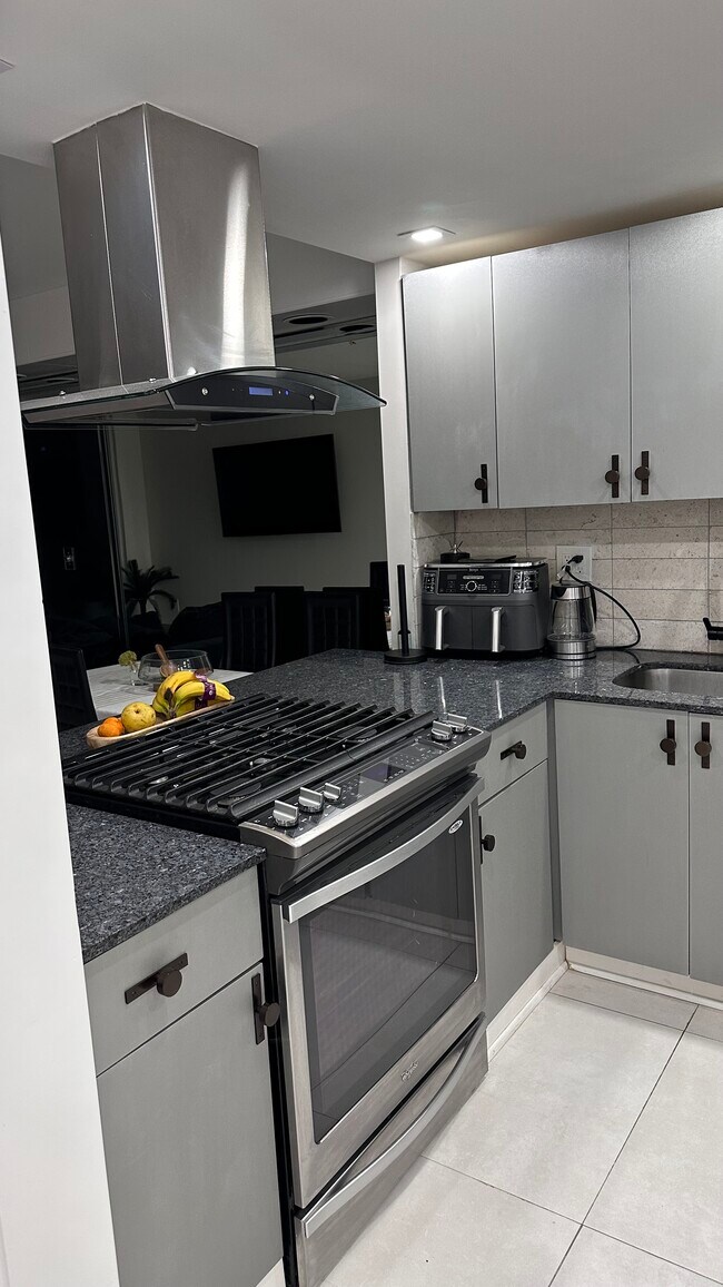 Building Photo - 2030 S Ocean Dr