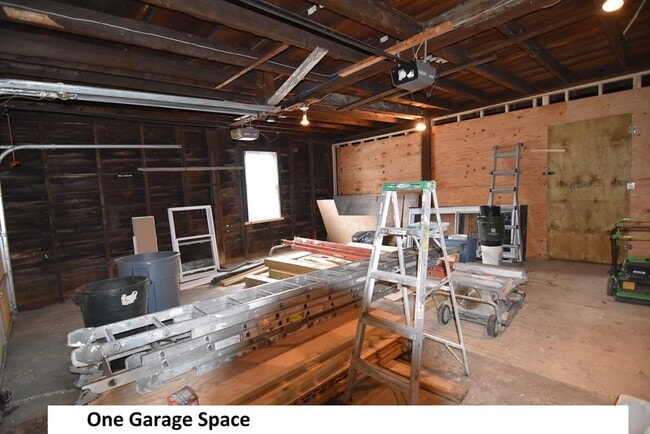 Building Photo - 20-24-24 Walnut St