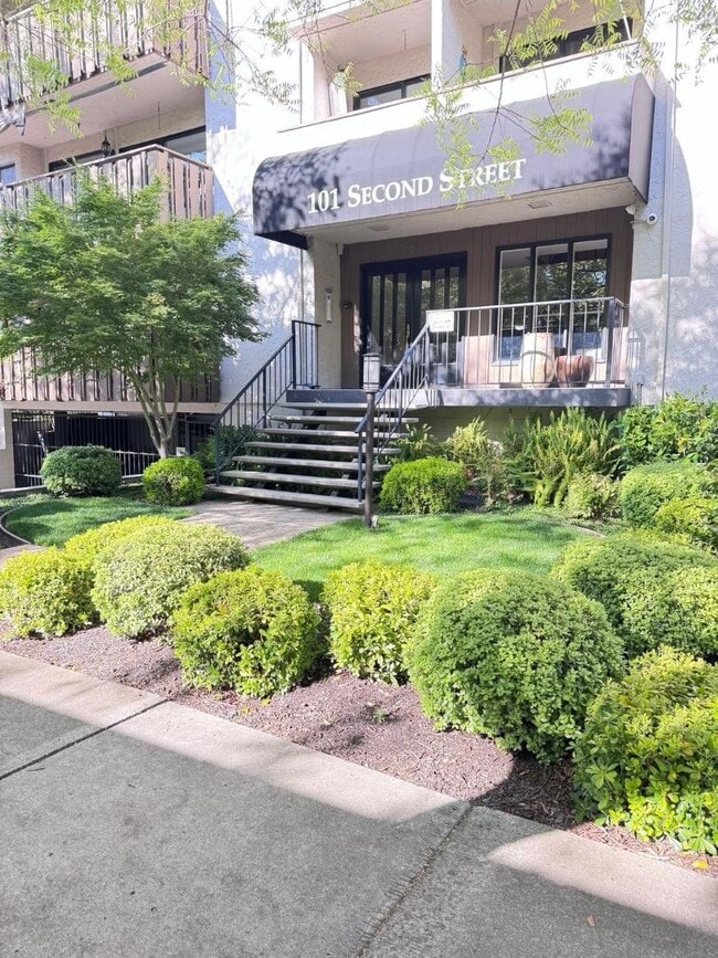 Building Photo - 101 2nd St