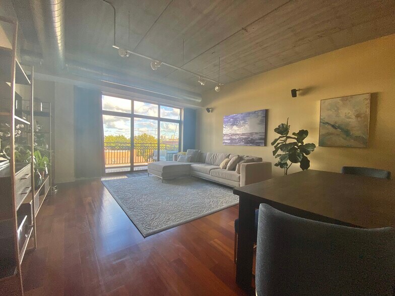 Living room - 3245 N Ashland Ave