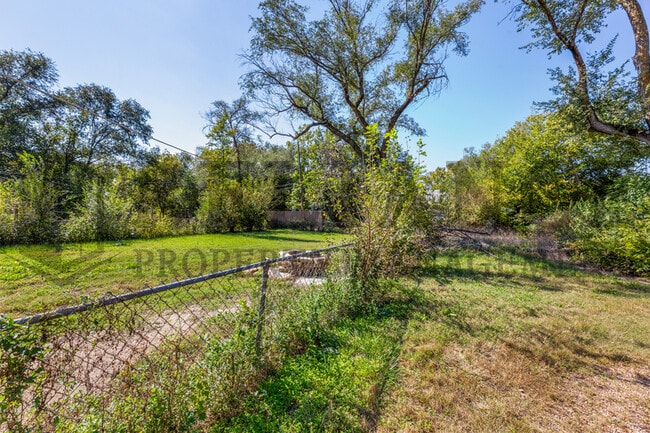 Building Photo - 653 Harding St