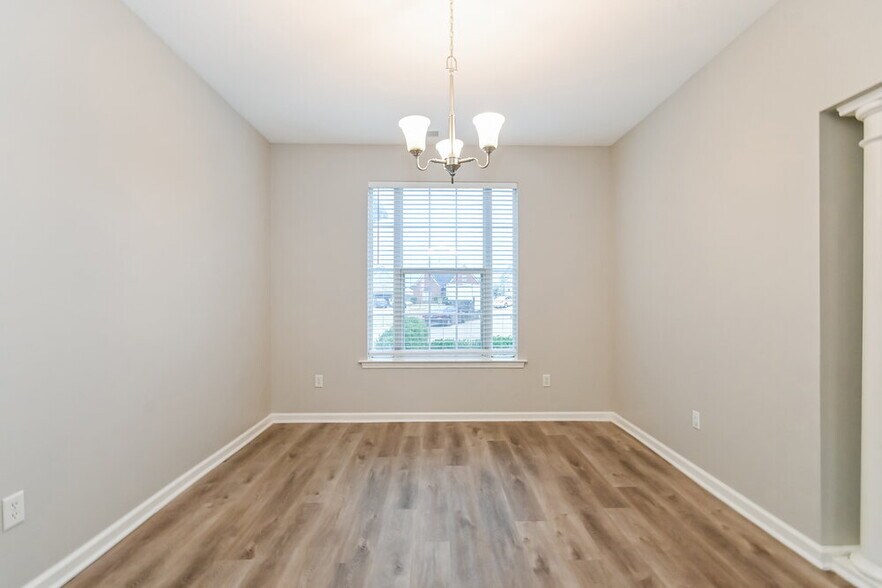Building Photo - 7133 Queens Crown Ct