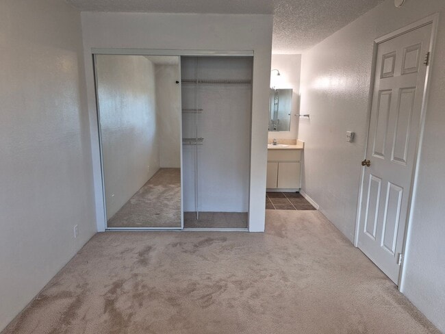 Building Photo - Centrally located 1bd, 1ba, 1pkg 512sqft. w/Lanai for $2000