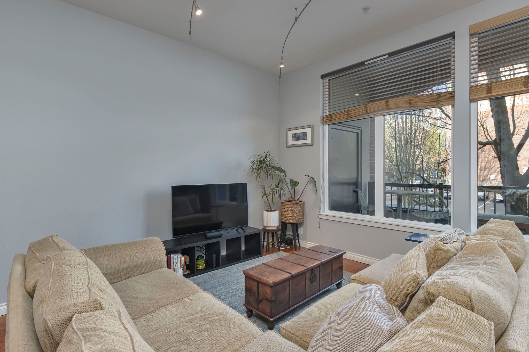 Building Photo - 618 NW 12th Ave