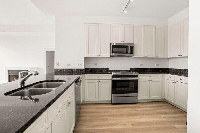 Building Photo - 769 S Clark St
