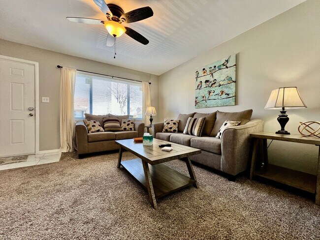 Building Photo - Welcoming Two Bedroom Apartment on Whitaker