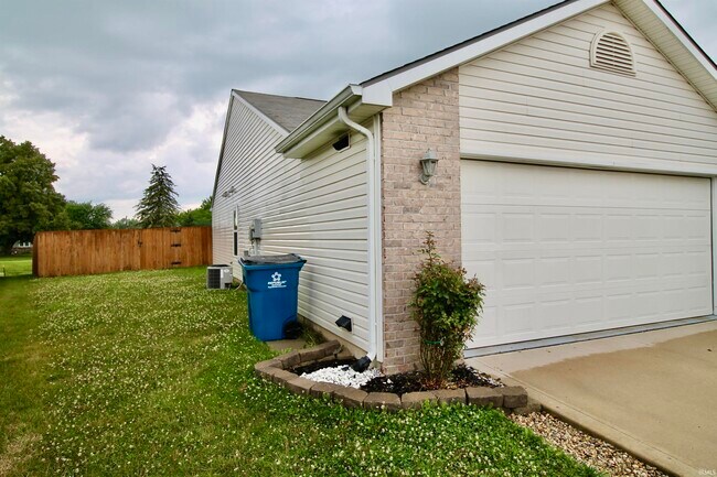 Building Photo - 10153 Archstone Cove