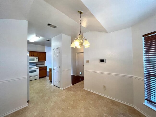 Building Photo - 1211 Saddle Dr