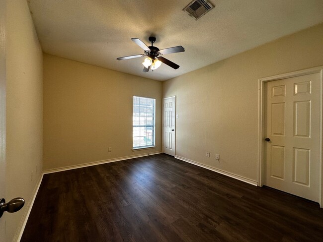 Building Photo - Spacious 5/4 House with Open Floor Plan Ne...