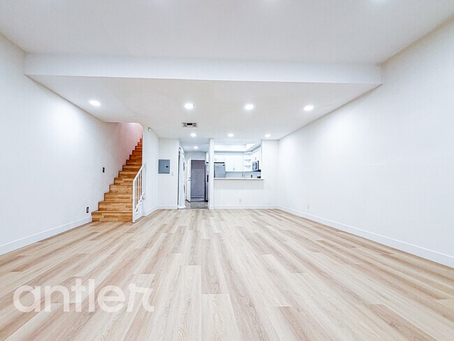 Building Photo - 11933 Goshen Ave