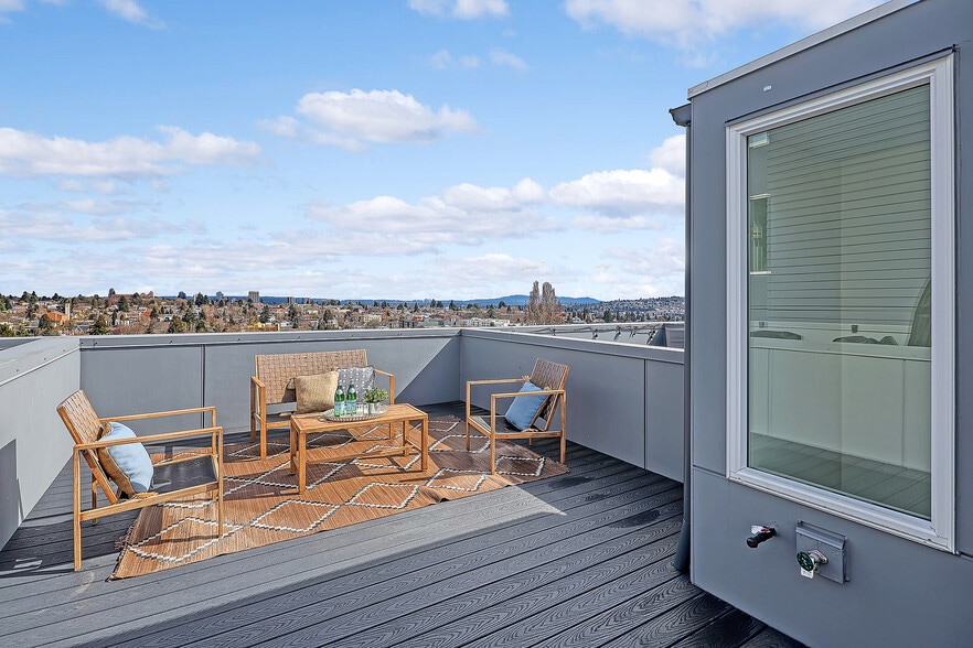 Sunny deck on gives great views all over Seattle - 818 N 47th St
