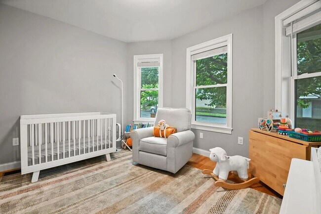 Building Photo - Renovated Apartment in Medford
