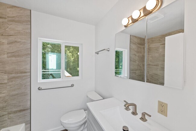 Building Photo - 475 Riverview Dr