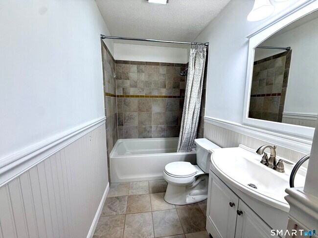 Building Photo - 9 Watch Hill Cir