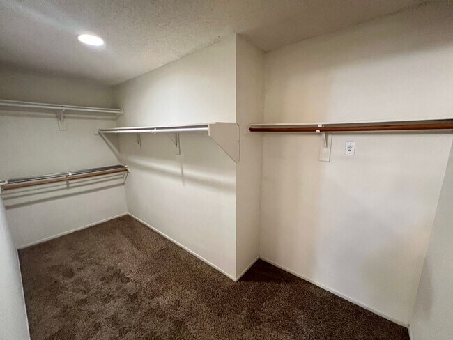 Building Photo - Spacious 2 bedroom 2nd floor unit