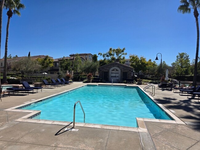 Building Photo - Gorgeous 3 Bedroom Townhome in Paseo del Sol with new flooring and paint!