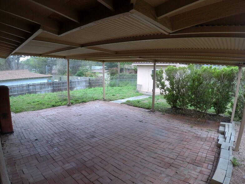 Back yard/Covered patio - 106 Springwood Ln