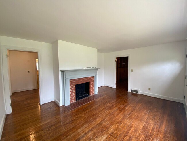 Building Photo - 4025 Robinhood Rd