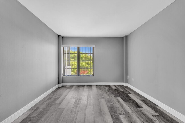 Building Photo - 4158 Inverrary Dr
