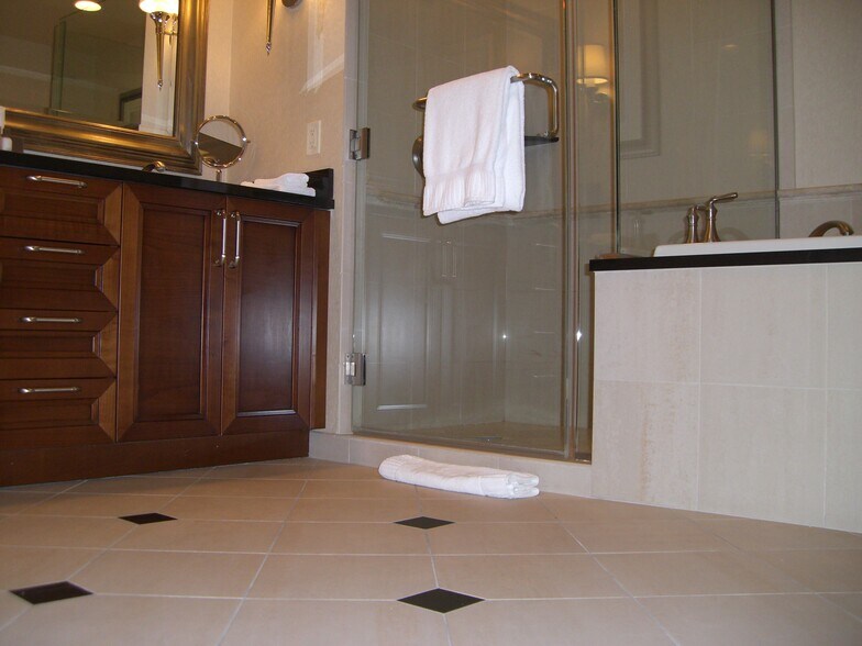 Lg. Bathroom w/Double Sinks - 145 Harmon E Ave