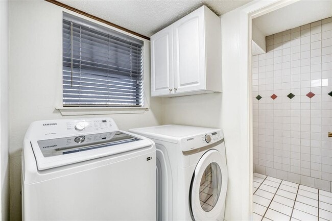 Building Photo - 6601 Skycrest Dr