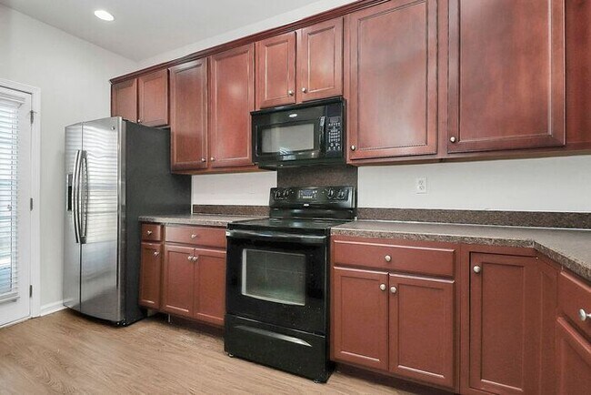 Building Photo - Gorgeous 3BD/2.5BA Townhome in Steele Creek's Lions Gate Community!