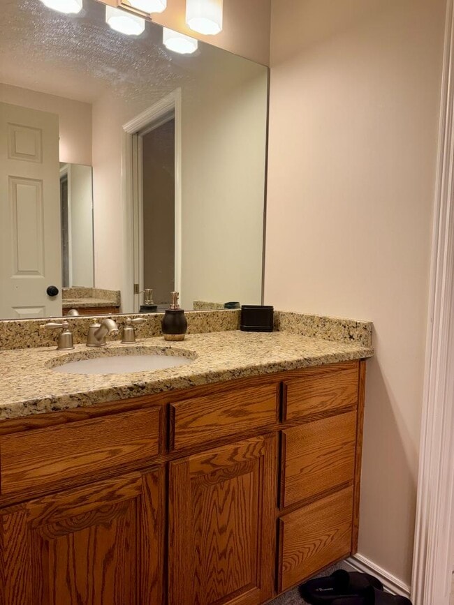 Building Photo - 982 4000 N