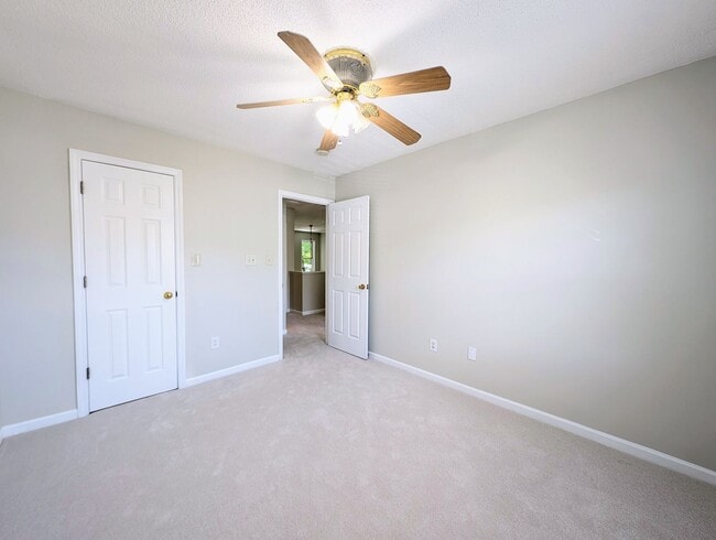 Building Photo - Move-In Ready Townhome with Downstairs Pri...