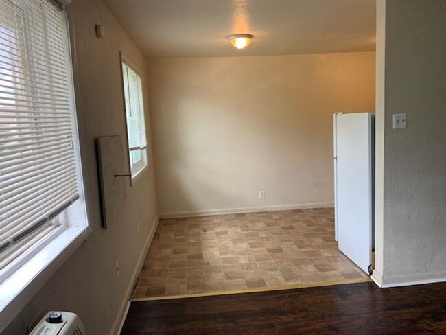 Building Photo - *Upcoming 1/23/25* 2 Bedroom 1 Bathroom 1s...