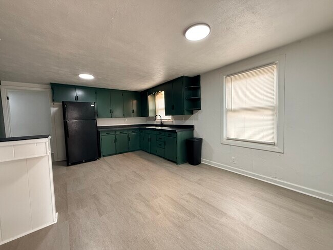 Building Photo - 1527 W 11th