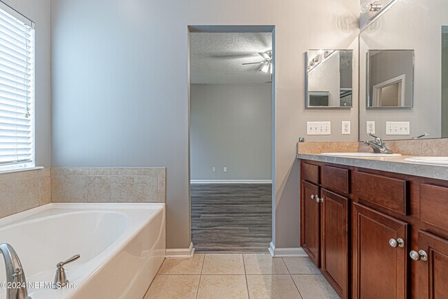 Building Photo - 3174 Hidden Meadows Ct