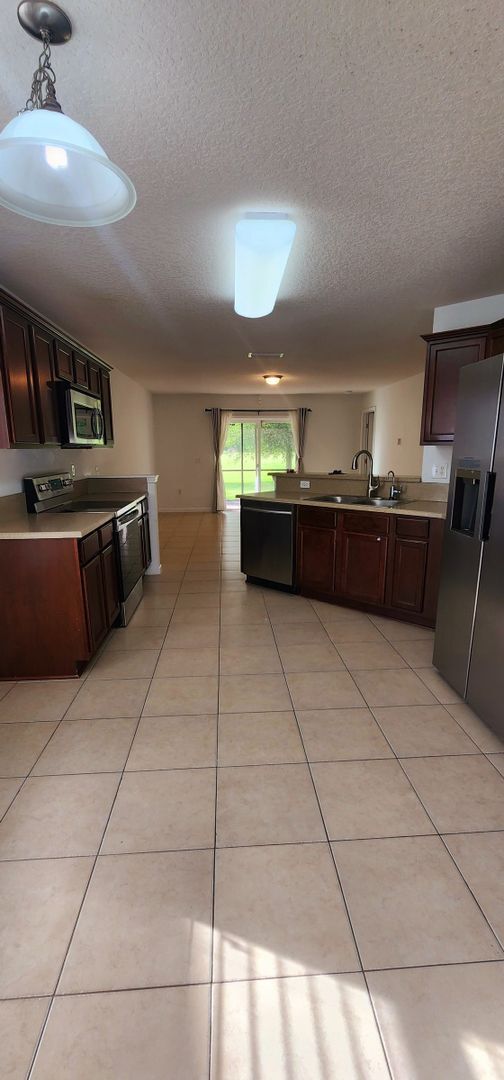 Building Photo - Serene Home on golf Course with Large Screened Patio