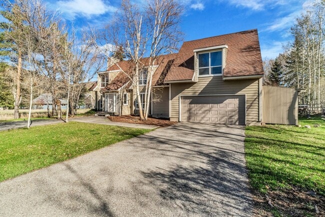 Building Photo - Park Meadows - Brand New Carpeting & Landscaping Included!