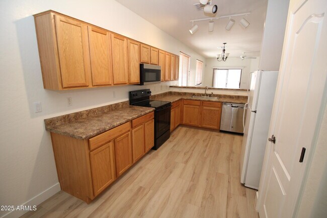 Building Photo - 9053 W Villa Maria Dr