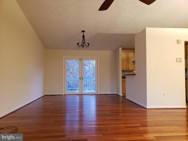 Building Photo - 724 Hillcrest Dr