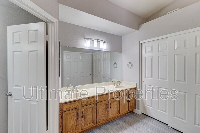 Building Photo - 9035 E Jenan Dr