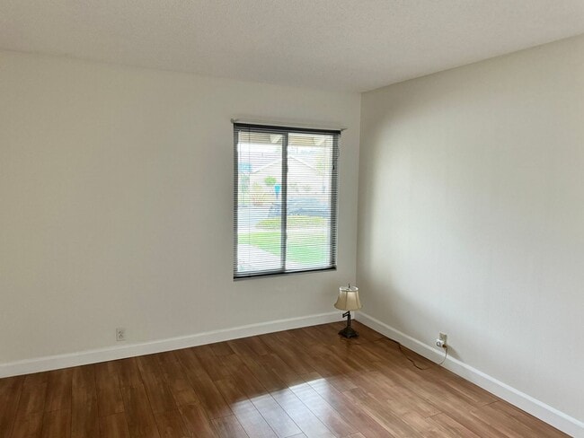 Building Photo - Spacious Single Story Upgraded Home